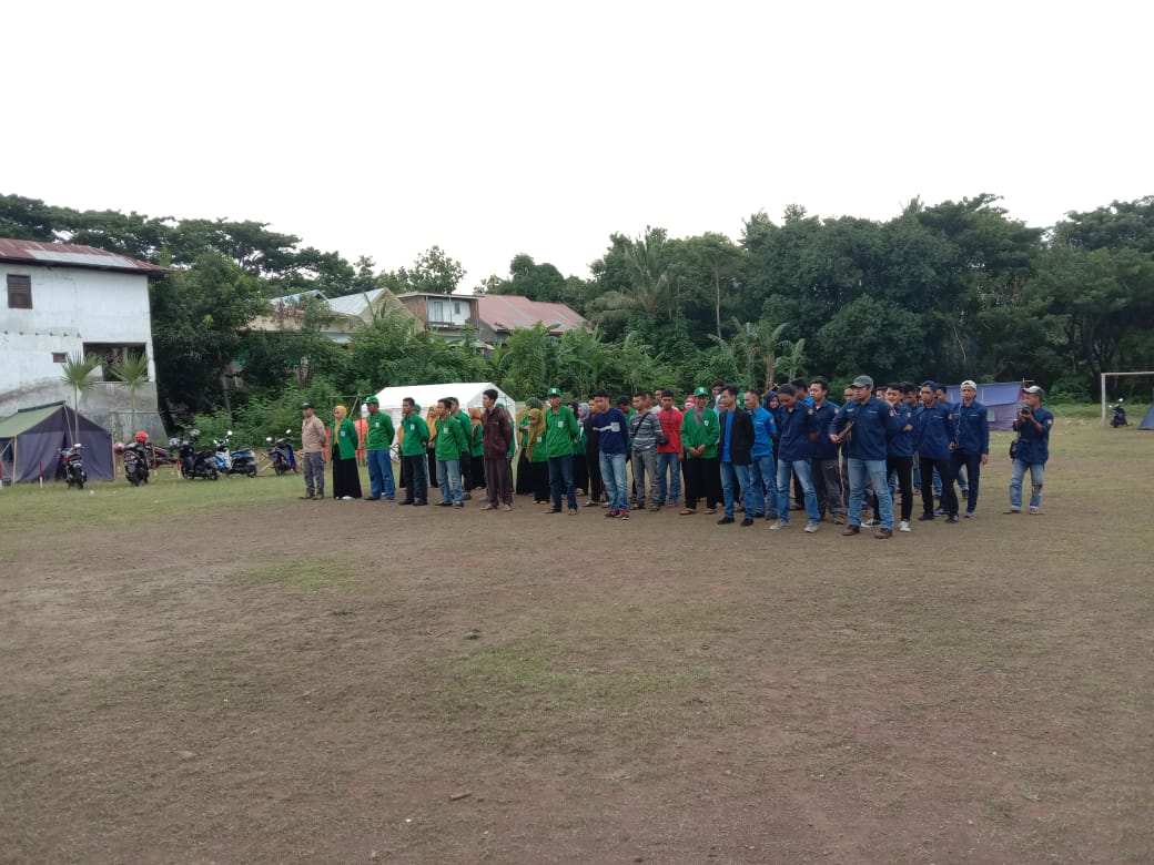 Gambar Mahasiswa KKN Praktekkan Pembuatan Pupuk Kompos Melalui Penyuluhan